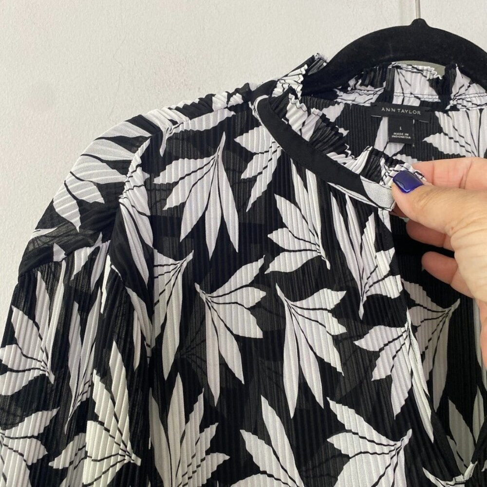 Ann Taylor Blouse Large Long Sleeve Pleated Floral Black & White Split Neck - Picture 6 of 9